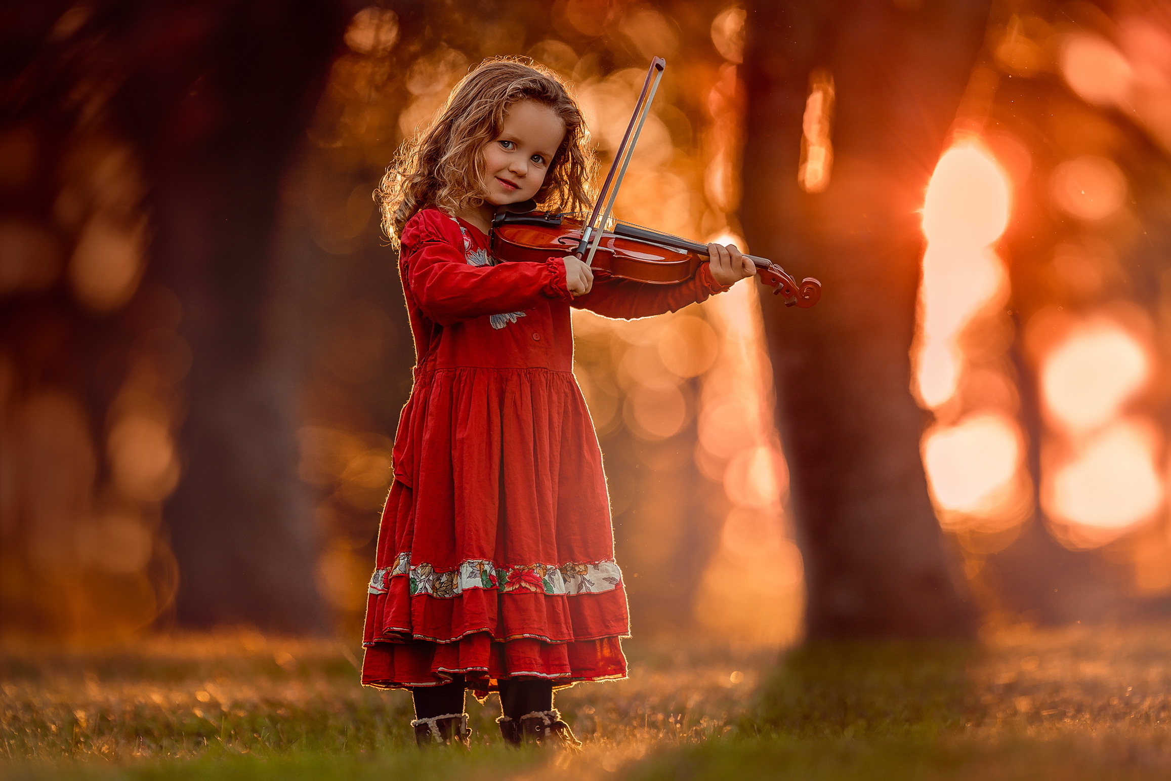 От природы музыкален каждый. Девочка со скрипкой. Скрипка для детей. Фотосессия со скрипкой. Фотосессия со скрипкой на природе.